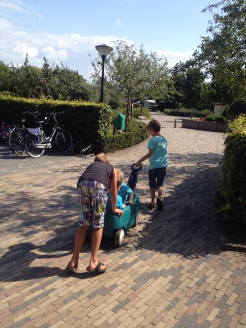 met de neven op stap