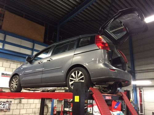 Auto op brug voor trekhaak
