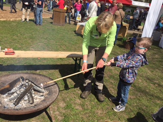 Marshmallows boven kampvuur