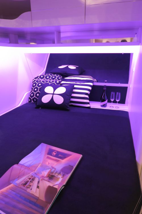 Strak bed met sfeerverlichting: hotelstyle! Kampeerbeurs Utrecht 2015 Jan Des Bouvrie