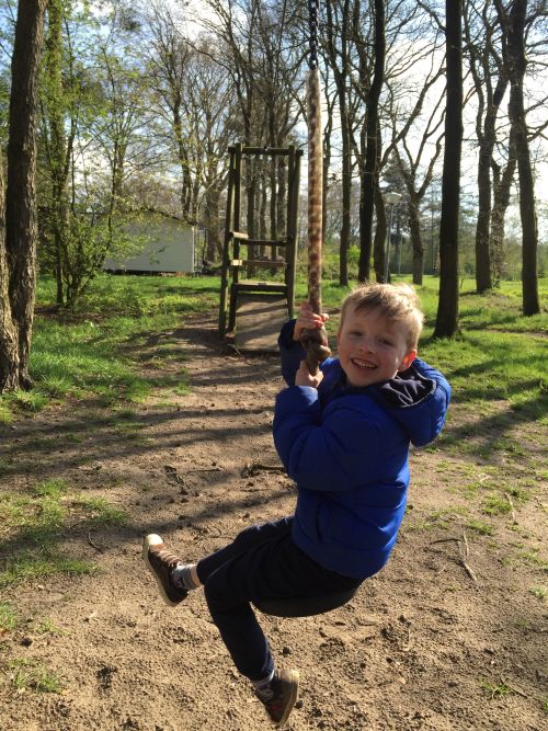 Lekker rotzooien in het speelbos