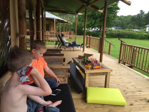 Lekker spelen op de veranda