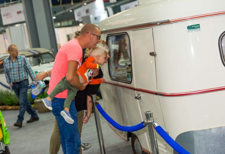 Kinderen kunnen ook naar de kampeerbeurs utrecht waar ze met hun vader in een caravan kunnen kijken