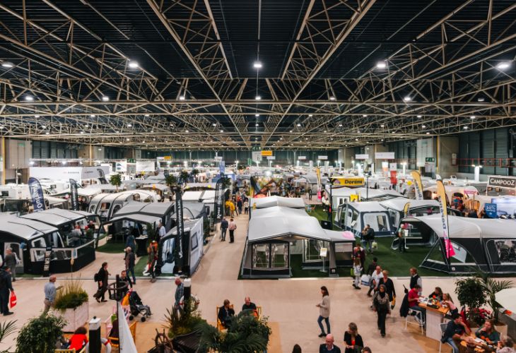 Op de kampeer en caravan jaarbeurs kan je de nieuwste kampeermiddelen bekijken, zoals in deze hal vol caravans