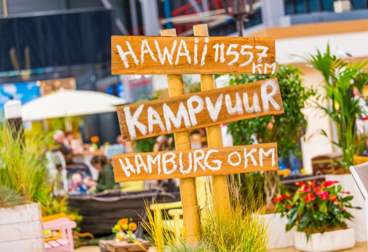 Op de Kampeer en Caravan Jaarbeurs kan je inspiratie op doen over bestemmingen, zoals je ziet op deze leuke bordjes