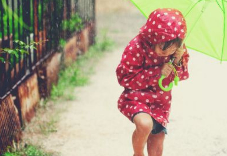 Regen plassen stampen paraplu kind