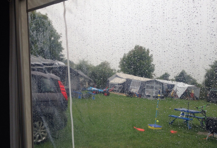Kamperen slecht weer natte tent veld