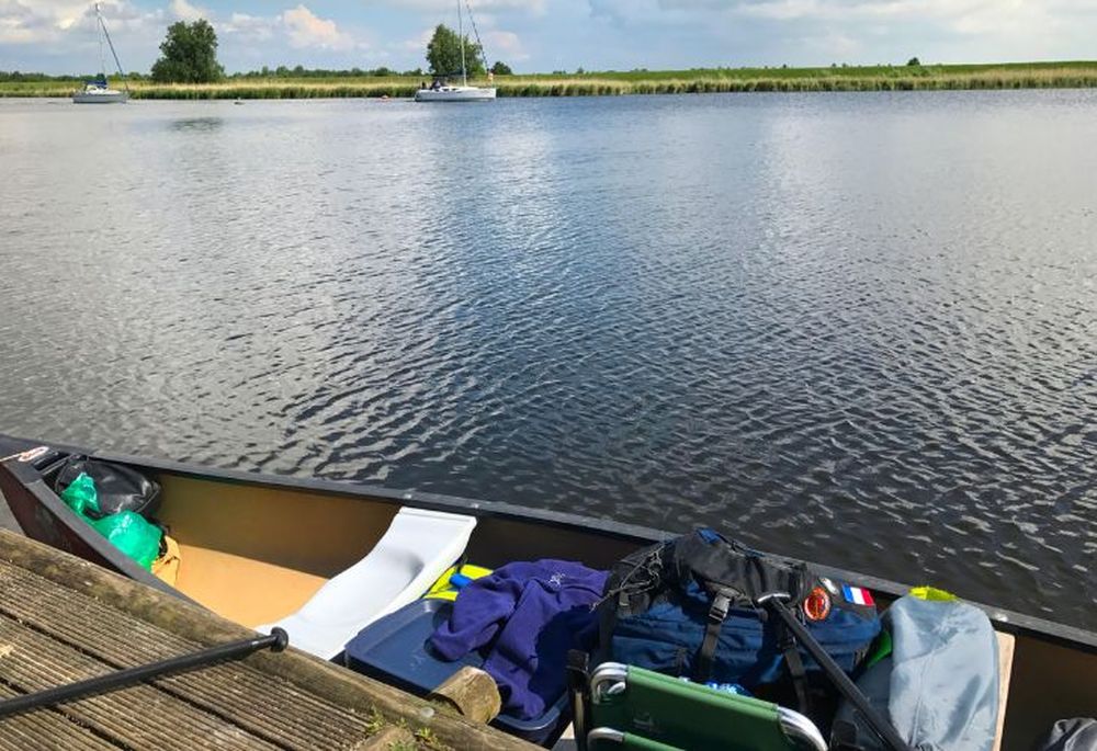 Kampeer vlot met kano