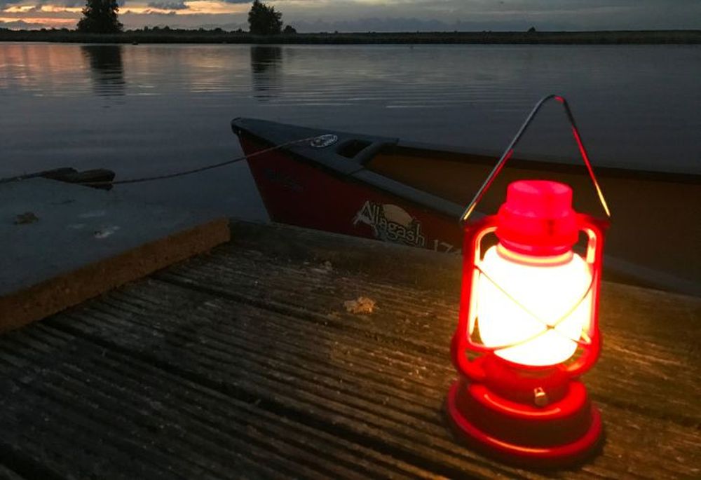 Kampeervlot 's avonds uitzicht over het water