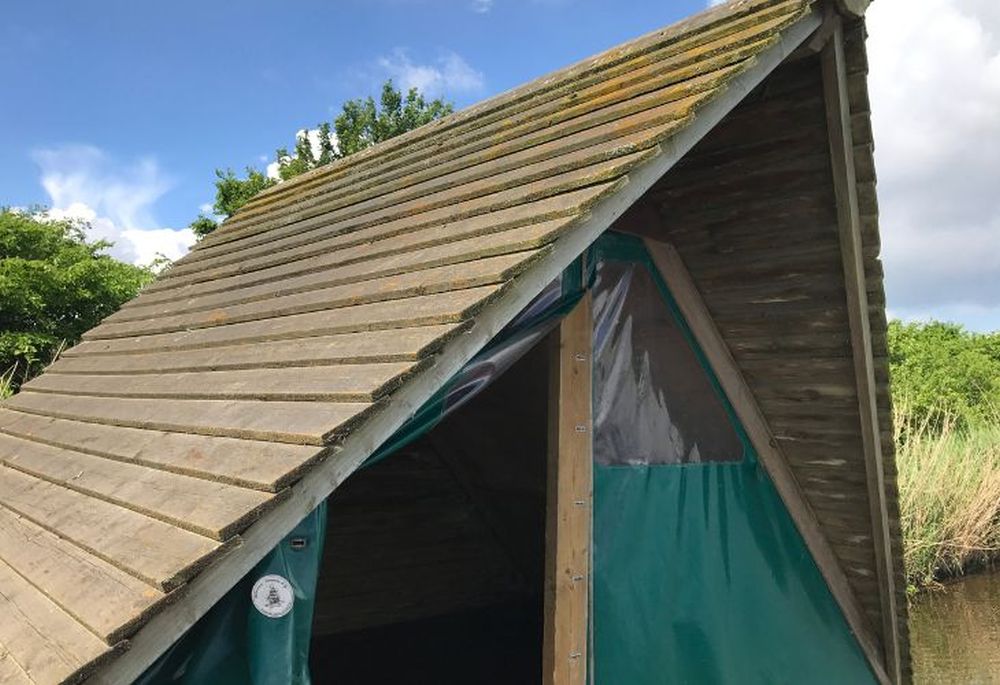 Kamperen op een vlot de tent op het vlot