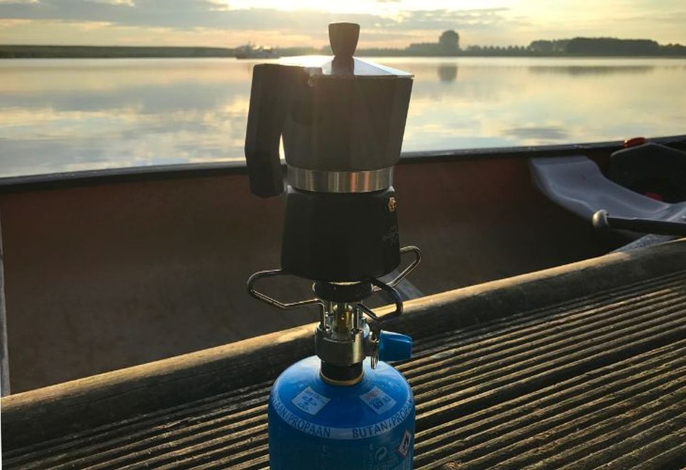 Kopje koffie maken op een kampeervlot