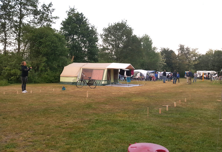 Kubb spelen op camping