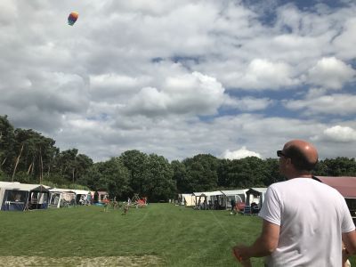 Vliegeren op de camping