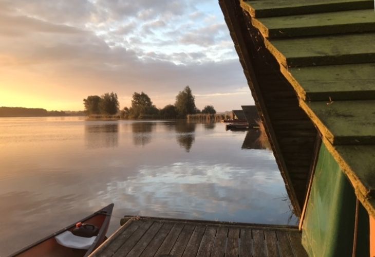 Nachtje op een vlot kamperen ondergaande zon