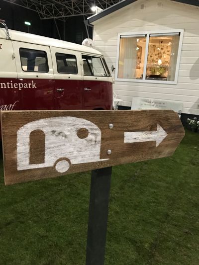 Bordje met caravan en pijl Kampeer en Caravan jaarbeurs