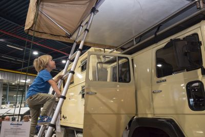 Kind beklimt trap naar daktent op Kampeerbeurs Utrecht 2018