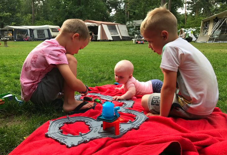 kamperen met baby in tent caravan met baby