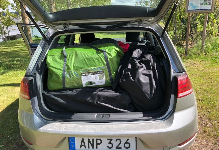 kampeerspullen in de auto pakken