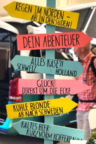 bordje duitse tekst op de Caravan salon Düsseldorf