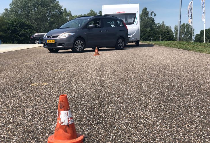 slingerende caravan corrigeren