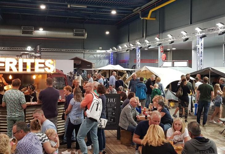 kampeer avontuur mensen borrelen op stands bij kampeerbeurs utrecht 