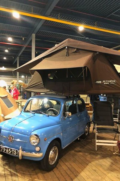 Kampeer Avontuur 2019 daktent op blauwe auto