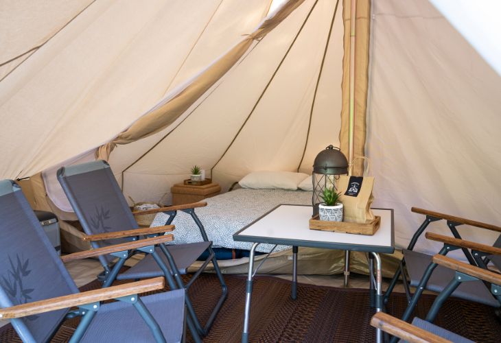 Ingerichte Belltent huren interieur