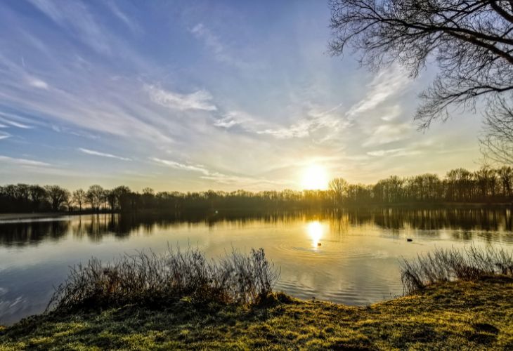 Zwemvijver ondergaande zon Oetdoor Scandinavisch Avontuur