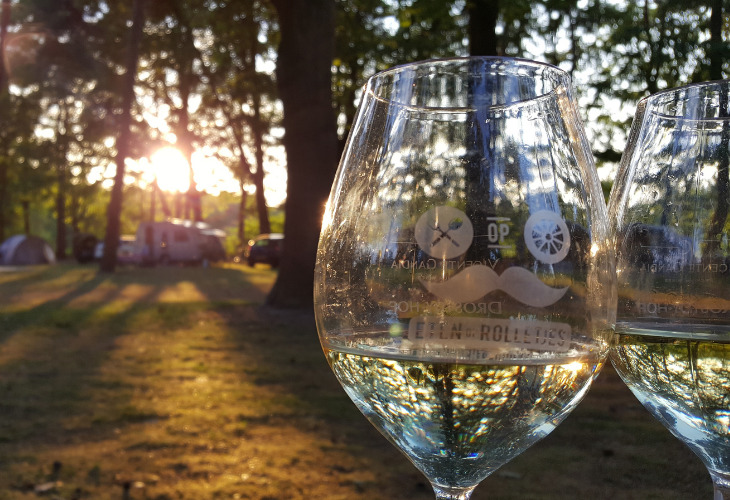 Ondergaande zon wijnglas camping