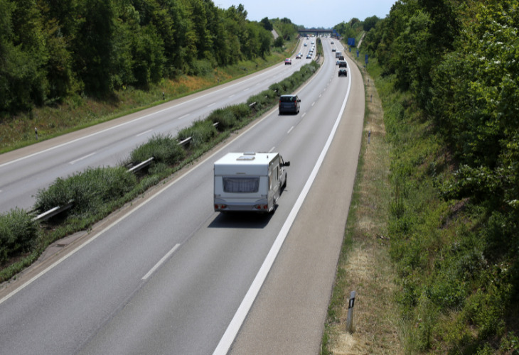 Auto met Caravan rijdt over snelweg
