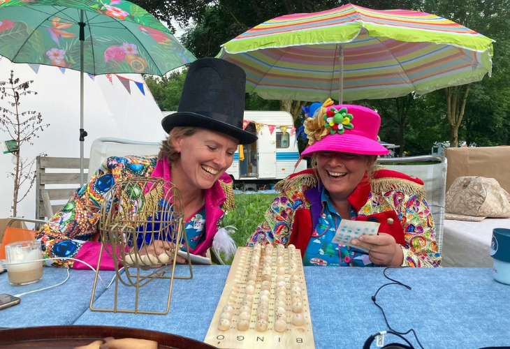 Gekke dames spelen bingo camping