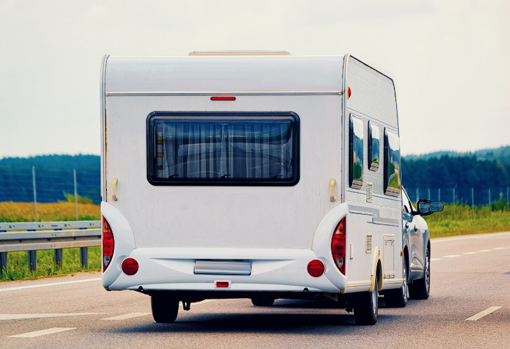 Caravan met auto ervoor