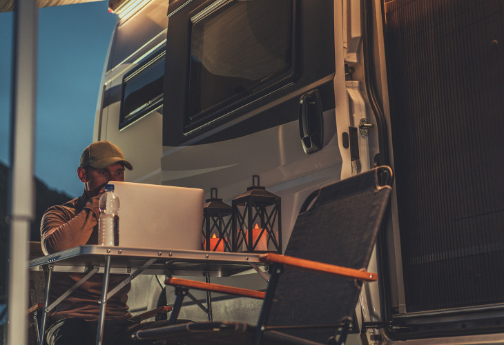 Werken met laptop op de camping