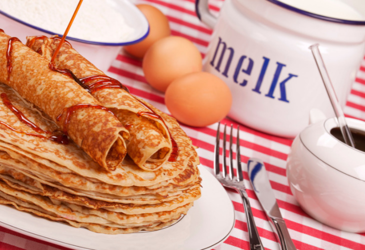 stapel pannenkoeken en ingredienten