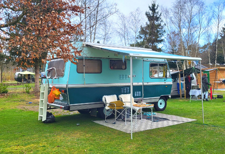 kleur op de camping schapenvachten
