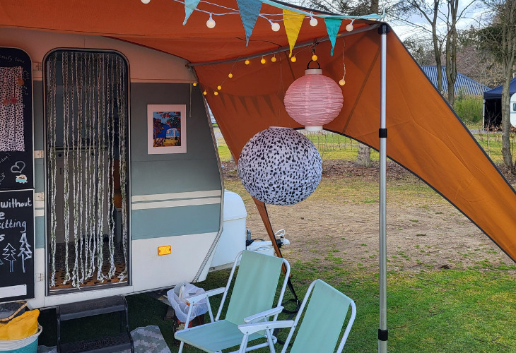 Versierde voortent kleur op de camping 1