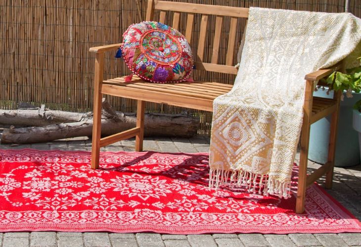 Rood buitenkleed bij bankje, oosters design