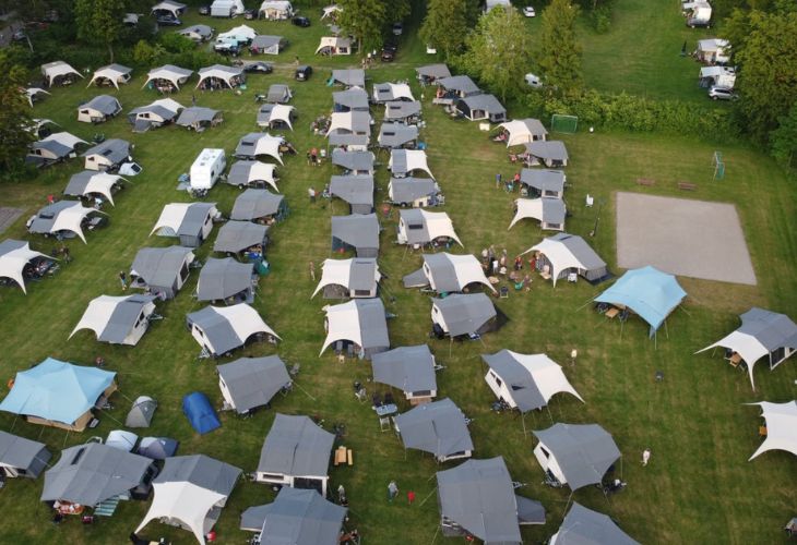 World campooz dat veld met vouwwagens 