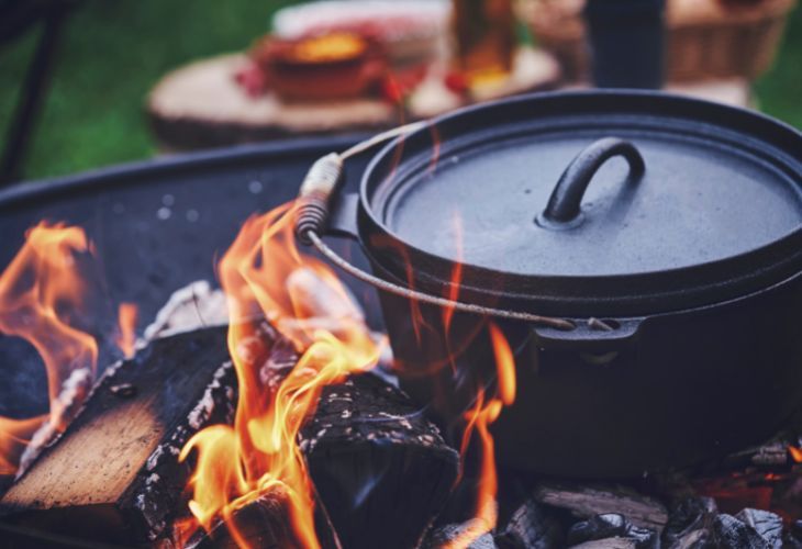 Koken op de camping zonder gas dutch oven koken op vuur