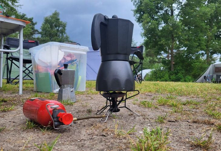 Koken op een brandertje op de camping