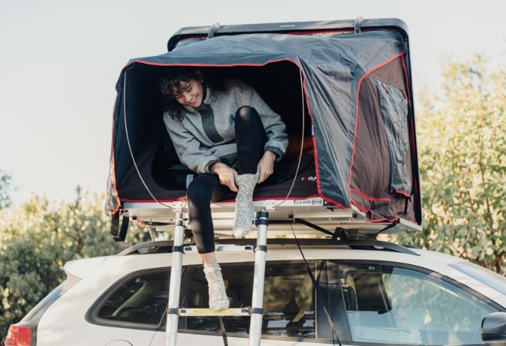Daktent gewone auto Meisje