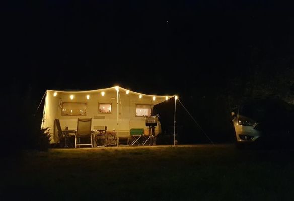 caravan luifel lampjes donker nacht camping