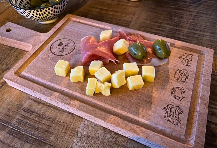 cadeau kampeerder borrelplank i love kamperen