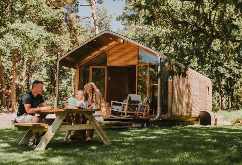 Gezin zit voor Wikkelhouse op de Beerze Bulten