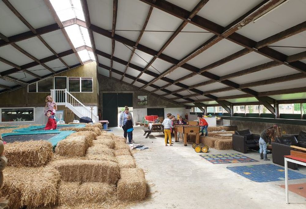 Bij de boer kamperen Camping de Adelaar speelschuur