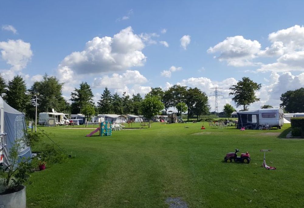 Kamperen bij de boer camping grasveld speeltuin skelters