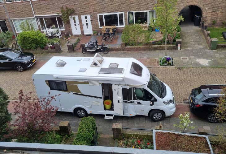 Camper Huren Camper voor de deur inpakken