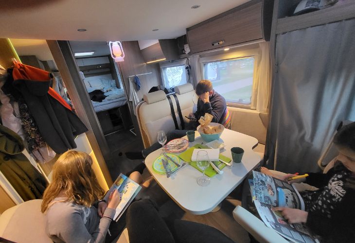 Camper Huren interieur half integraal ruimte