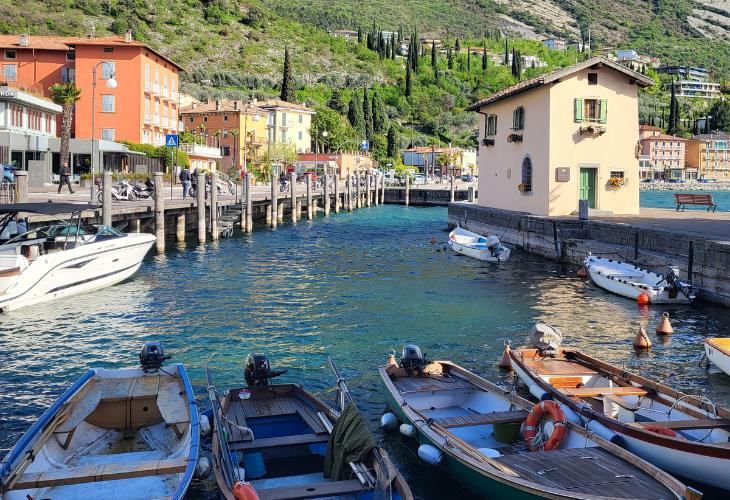 Torbole Gardameer Camperreis Haven bootjes cipressen