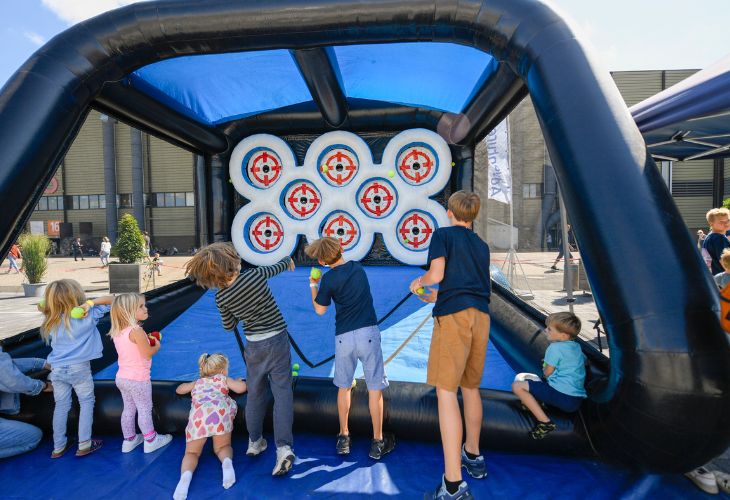 Kinderen spelen op het buitenterrein van Messe DUSSELDORF